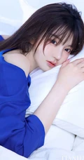 浅粉白皙大长腿少女蓝色三角裤穿搭室内慵懒写真照