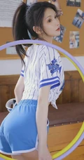 活力四射的运动装短裤居家女生写真，青春马尾，尽显少女动人魅力