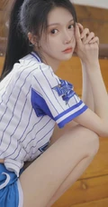 活力四射的运动装短裤居家女生写真，青春马尾，尽显少女动人魅力