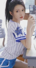 活力四射的运动装短裤居家女生写真，青春马尾，尽显少女动人魅力