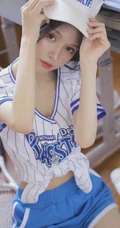 活力四射的运动装短裤居家女生写真，青春马尾，尽显少女动人魅力