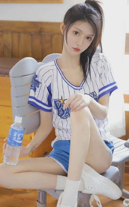 活力四射的运动装短裤居家女生写真，青春马尾，尽显少女动人魅力