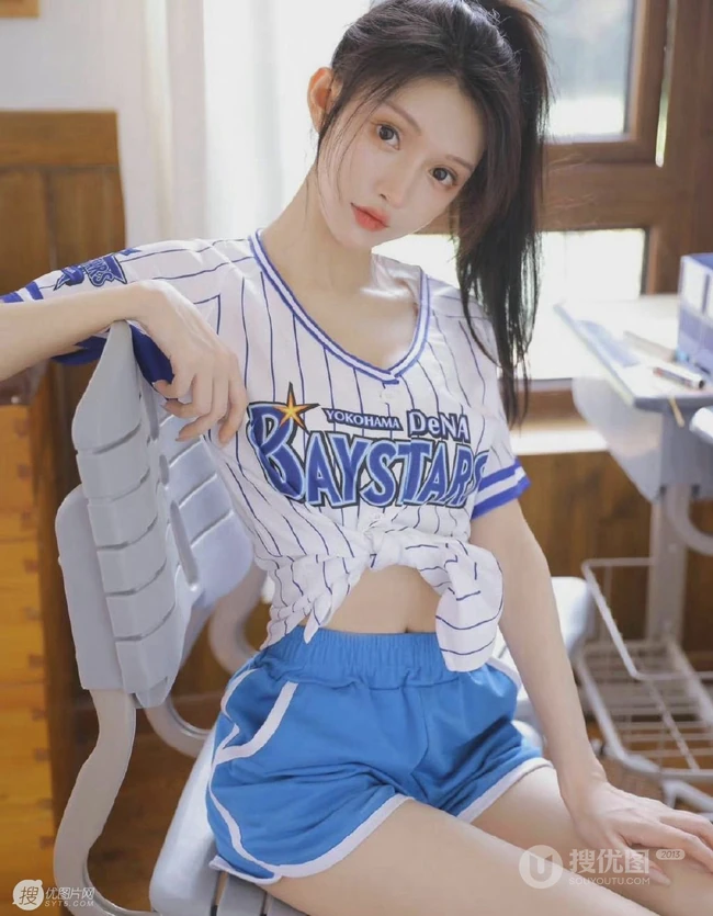 活力四射的运动装短裤居家女生写真，青春马尾，尽显少女动人魅力
