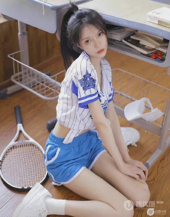 活力四射的运动装短裤居家女生写真，青春马尾，尽显少女动人魅力