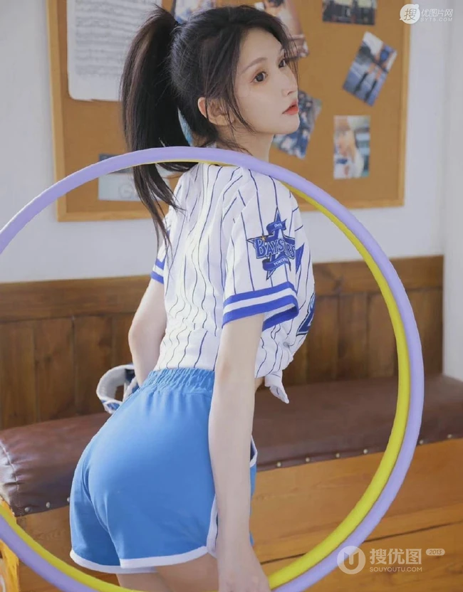 活力四射的运动装短裤居家女生写真，青春马尾，尽显少女动人魅力