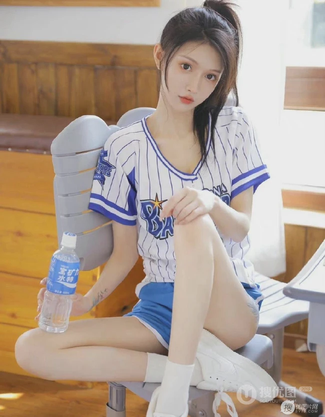 活力四射的运动装短裤居家女生写真，青春马尾，尽显少女动人魅力