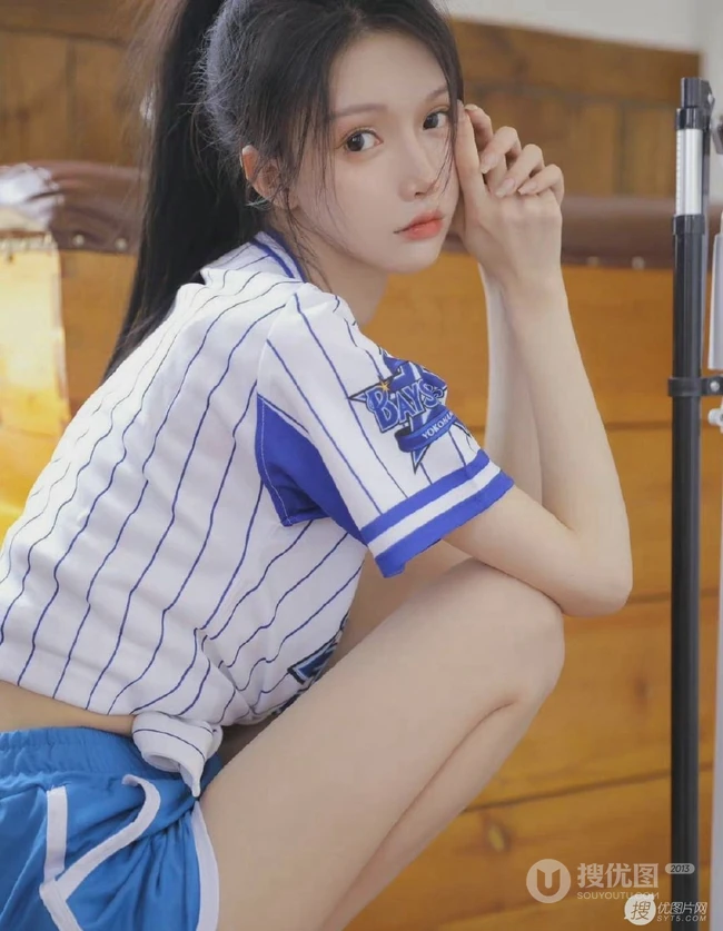活力四射的运动装短裤居家女生写真，青春马尾，尽显少女动人魅力