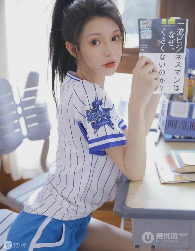 活力四射的运动装短裤居家女生写真，青春马尾，尽显少女动人魅力