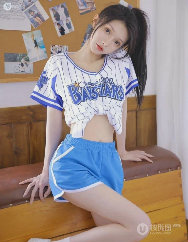 活力四射的运动装短裤居家女生写真，青春马尾，尽显少女动人魅力