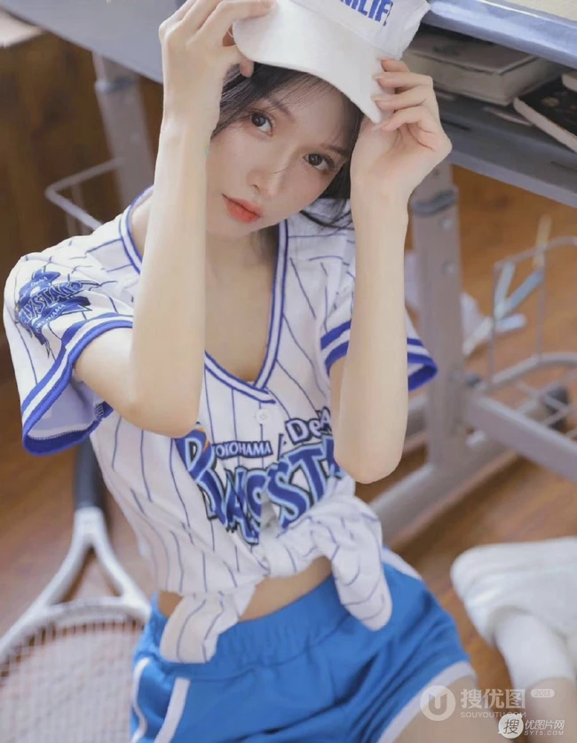 活力四射的运动装短裤居家女生写真，青春马尾，尽显少女动人魅力