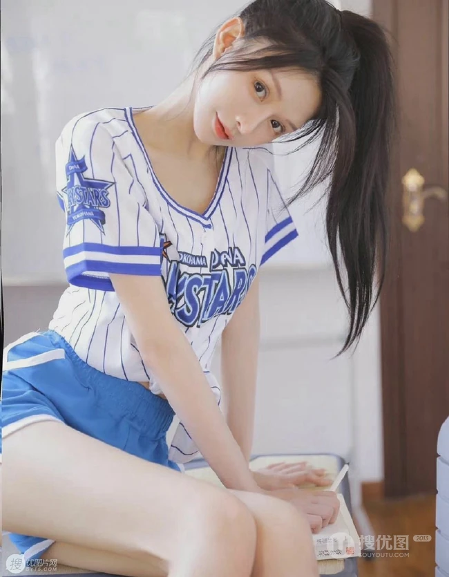 活力四射的运动装短裤居家女生写真，青春马尾，尽显少女动人魅力