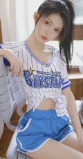 活力四射的运动装短裤居家女生写真，青春马尾，尽显少女动人魅力