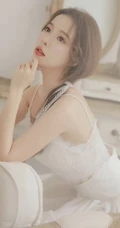 温柔白皙浅粉婚纱装女生个人写真，恬静优雅，如梦似幻，红唇动人