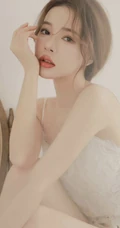 温柔白皙浅粉婚纱装女生个人写真，恬静优雅，如梦似幻，红唇动人