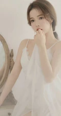 温柔白皙浅粉婚纱装女生个人写真，恬静优雅，如梦似幻，红唇动人