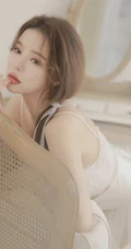 温柔白皙浅粉婚纱装女生个人写真，恬静优雅，如梦似幻，红唇动人