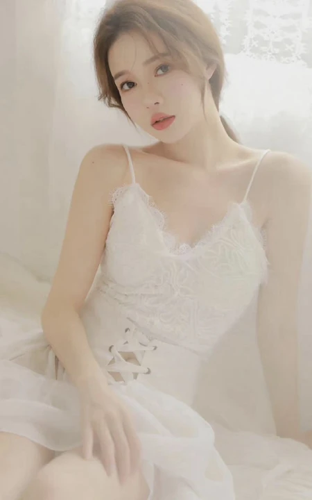 温柔白皙浅粉婚纱装女生个人写真，恬静优雅，如梦似幻，红唇动人