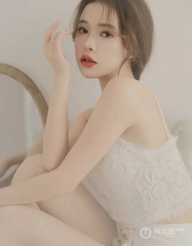温柔白皙浅粉婚纱装女生个人写真，恬静优雅，如梦似幻，红唇动人