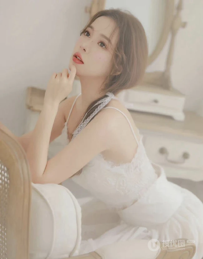 温柔白皙浅粉婚纱装女生个人写真，恬静优雅，如梦似幻，红唇动人