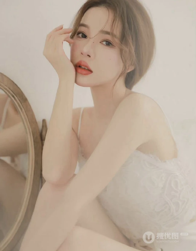 温柔白皙浅粉婚纱装女生个人写真，恬静优雅，如梦似幻，红唇动人