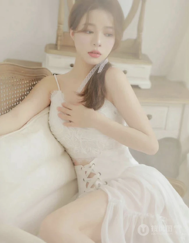 温柔白皙浅粉婚纱装女生个人写真，恬静优雅，如梦似幻，红唇动人