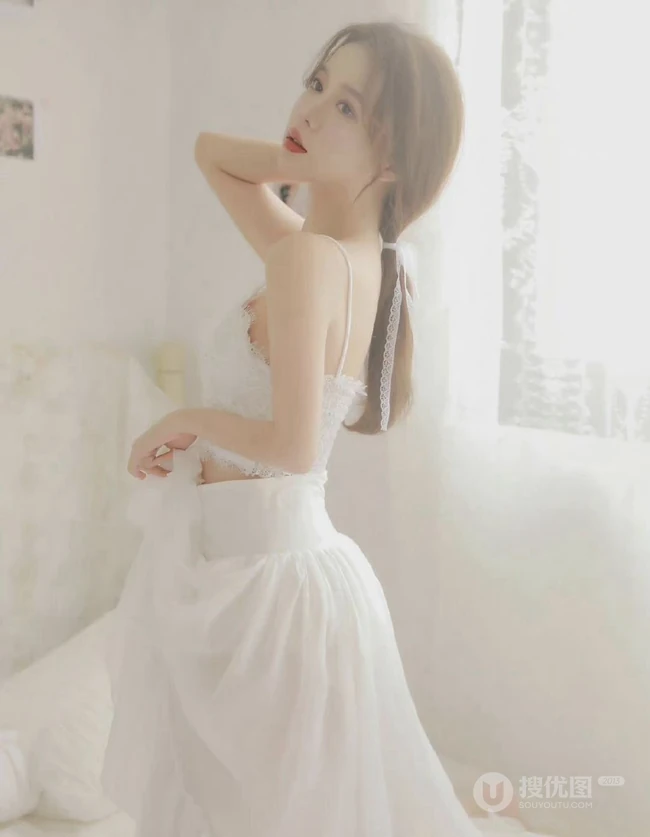 温柔白皙浅粉婚纱装女生个人写真，恬静优雅，如梦似幻，红唇动人
