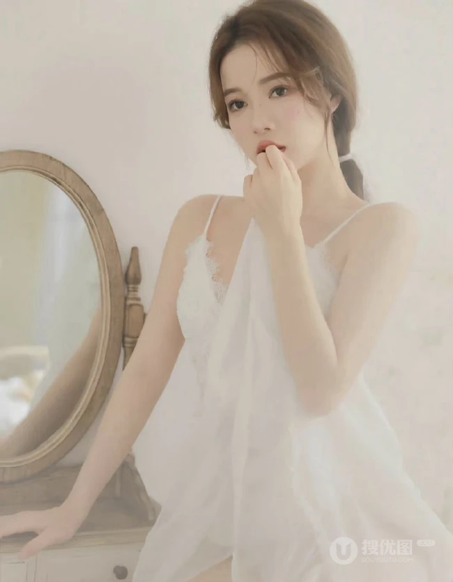 温柔白皙浅粉婚纱装女生个人写真，恬静优雅，如梦似幻，红唇动人