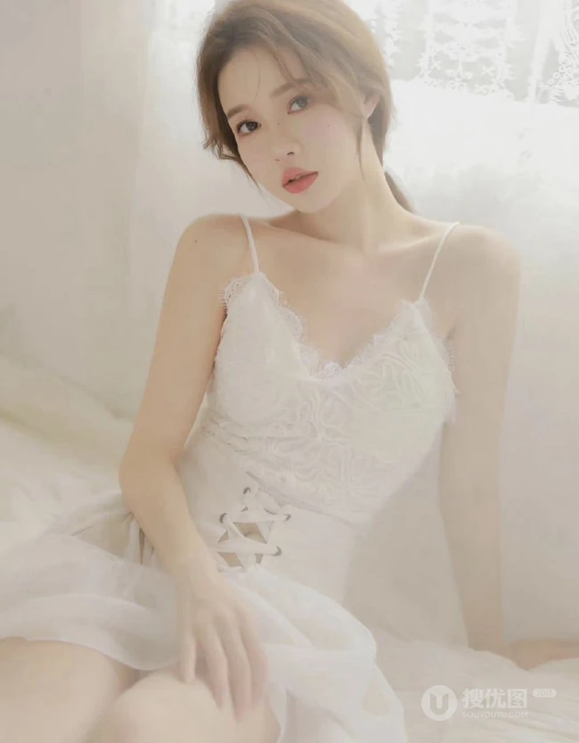温柔白皙浅粉婚纱装女生个人写真，恬静优雅，如梦似幻，红唇动人