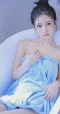 裹着蓝色浴巾的气质可爱少女浴室写真，丸子头，清透，美背，曲线玲珑的少女魅力