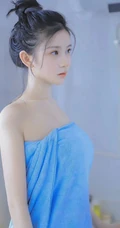 裹着蓝色浴巾的气质可爱少女浴室写真，丸子头，清透，美背，曲线玲珑的少女魅力