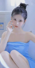 裹着蓝色浴巾的气质可爱少女浴室写真，丸子头，清透，美背，曲线玲珑的少女魅力
