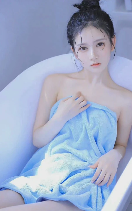 裹着蓝色浴巾的气质可爱少女浴室写真，丸子头，清透，美背，曲线玲珑的少女魅力