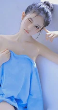 裹着蓝色浴巾的气质可爱少女浴室写真，丸子头，清透，美背，曲线玲珑的少女魅力
