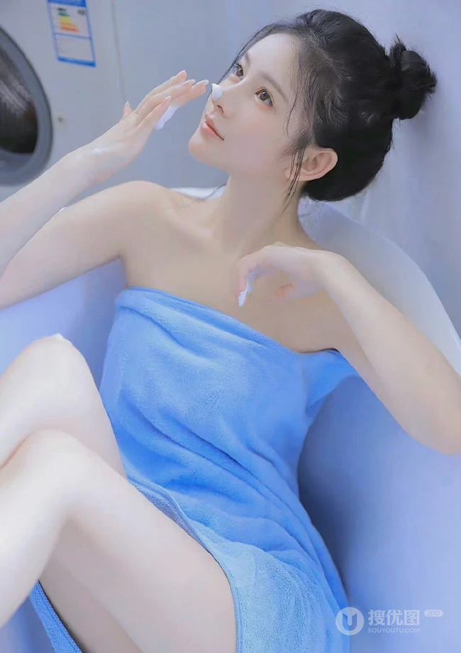 裹着蓝色浴巾的气质可爱少女浴室写真，丸子头，清透，美背，曲线玲珑的少女魅力