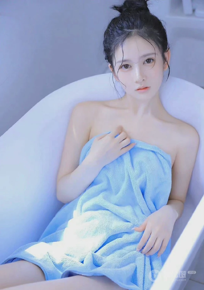 裹着蓝色浴巾的气质可爱少女浴室写真，丸子头，清透，美背，曲线玲珑的少女魅力