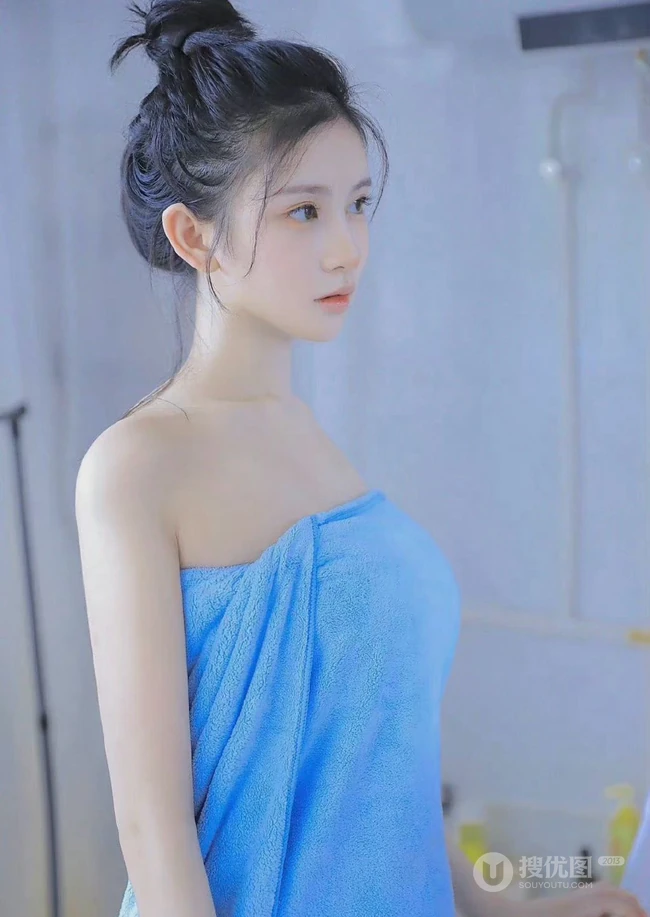 裹着蓝色浴巾的气质可爱少女浴室写真，丸子头，清透，美背，曲线玲珑的少女魅力