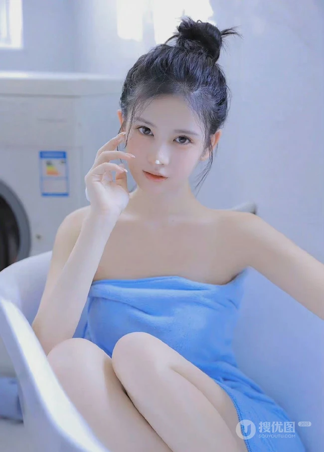 裹着蓝色浴巾的气质可爱少女浴室写真，丸子头，清透，美背，曲线玲珑的少女魅力