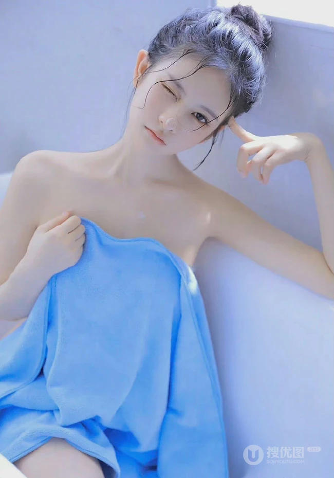 裹着蓝色浴巾的气质可爱少女浴室写真，丸子头，清透，美背，曲线玲珑的少女魅力