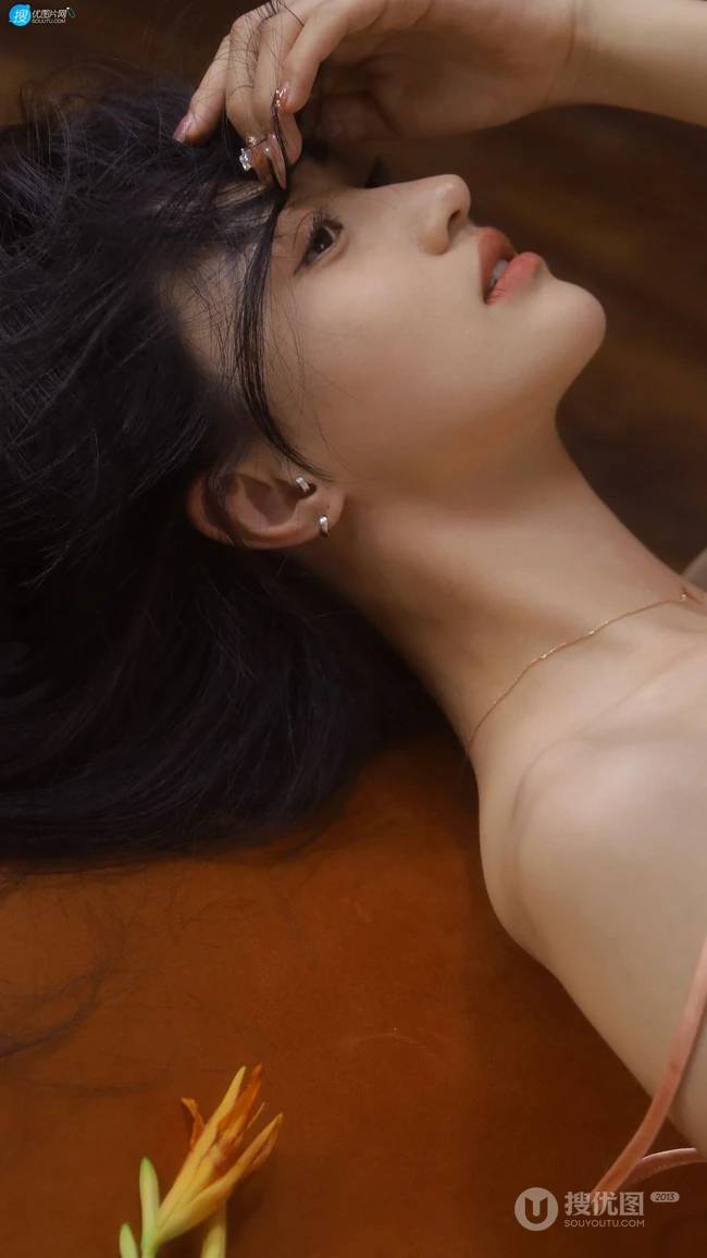 一个人安静的图片，漂亮女人，美肩，吊带 私房人像摄影手机壁纸图片