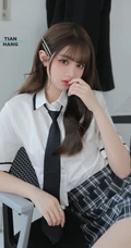 小姐姐太会摆姿势了，温柔漂亮气质女生白衫格子裙穿搭气质写真图集