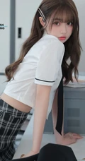 小姐姐太会摆姿势了，温柔漂亮气质女生白衫格子裙穿搭气质写真图集