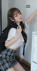小姐姐太会摆姿势了，温柔漂亮气质女生白衫格子裙穿搭气质写真图集