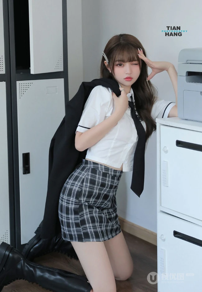 小姐姐太会摆姿势了，温柔漂亮气质女生白衫格子裙穿搭气质写真图集