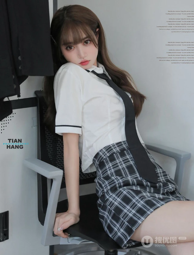 小姐姐太会摆姿势了，温柔漂亮气质女生白衫格子裙穿搭气质写真图集