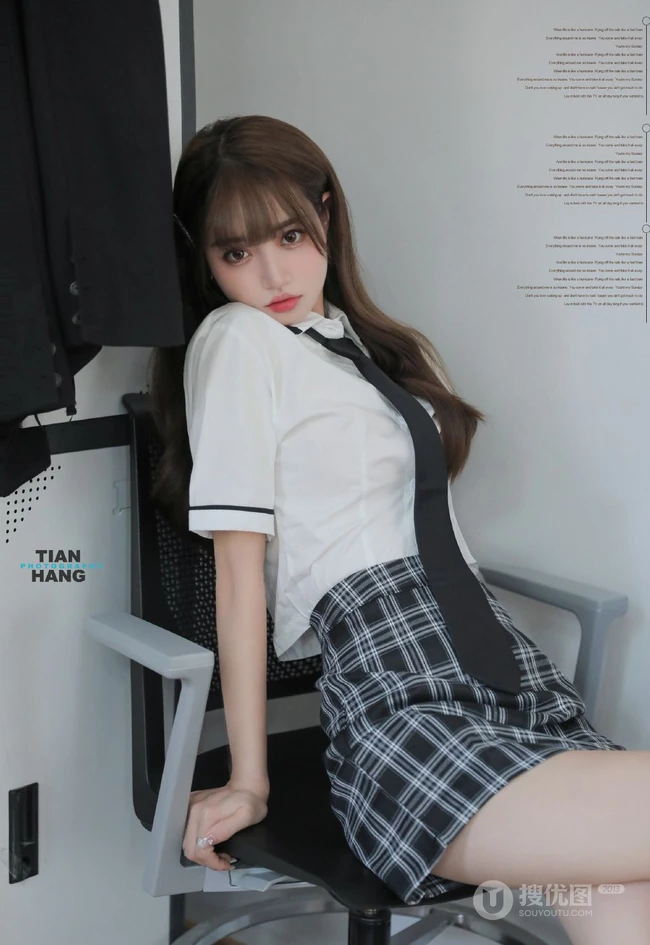 小姐姐太会摆姿势了，温柔漂亮气质女生白衫格子裙穿搭气质写真图集