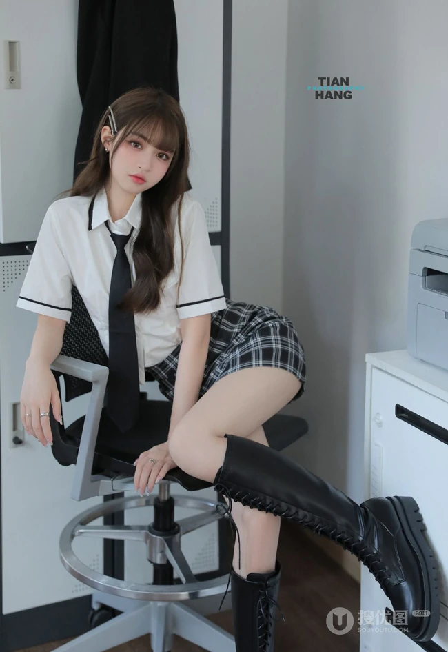 小姐姐太会摆姿势了，温柔漂亮气质女生白衫格子裙穿搭气质写真图集
