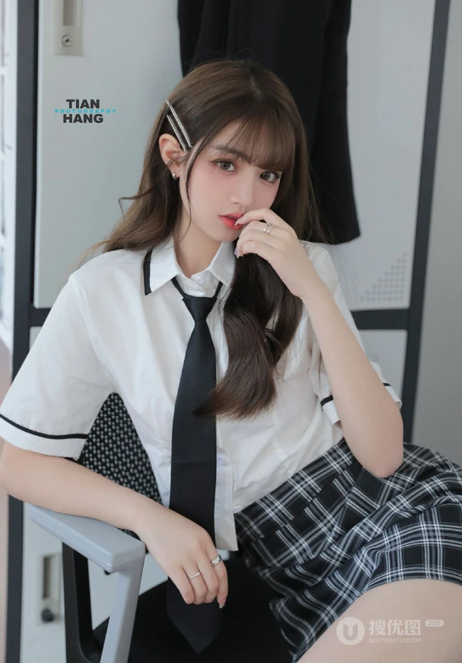 小姐姐太会摆姿势了，温柔漂亮气质女生白衫格子裙穿搭气质写真图集
