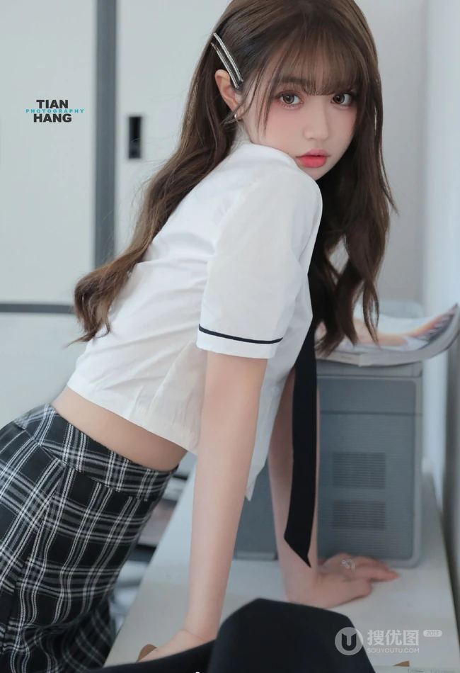 小姐姐太会摆姿势了，温柔漂亮气质女生白衫格子裙穿搭气质写真图集