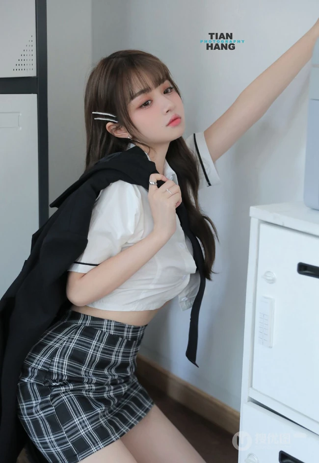 小姐姐太会摆姿势了，温柔漂亮气质女生白衫格子裙穿搭气质写真图集