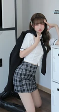 小姐姐太会摆姿势了，温柔漂亮气质女生白衫格子裙穿搭气质写真图集